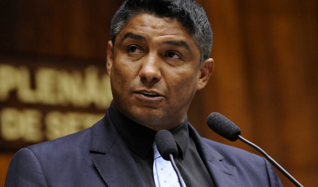 Mesa Diretora da Assembleia Legislativa decidiu pela suspensão dos vencimentos do deputado Mário Jardel (PSD); decisão se deve ao não comparecimento do ex-jogador para depor em audiência na Comissão de Ética da Casa em um processo a que responde por quebra de decoro parlamentar; defesa de Jardel apresentou atestado médico indicando impedimento por estado depressivo para evitar o seu depoimento; suspensão dos subsídios atinge também os servidores do seu gabinete (Foto: Paulo Emílio) Mesa Diretora da Assembleia Legislativa decidiu pela suspensão dos vencimentos do deputado Mário Jardel (PSD); decisão se deve ao não comparecimento do ex-jogador para depor em audiência na Comissão de Ética da Casa em um processo a que responde por quebra de decoro parlamentar; defesa de Jardel apresentou atestado médico indicando impedimento por estado depressivo para evitar o seu depoimento; suspensão dos subsídios atinge também os servidores do seu gabinete