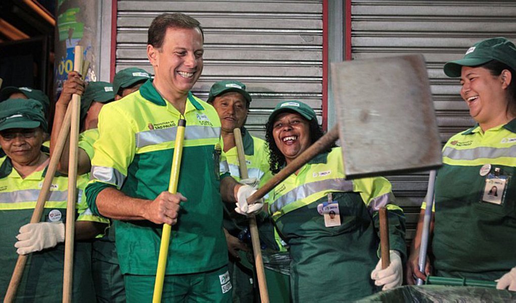 O colunista Alex Solnik destaca "a ausência coletiva de todos os tucanos de alta plumagem na cerimônia do Teatro Municipal", que empossou o novo prefeito de São Paulo, João Doria, "a começar do presidente nacional do partido, Aécio Neves, e a continuar com as principais lideranças históricas de São Paulo, como Serra, Aníbal e FHC"; "O recado dos tucanos históricos ao se ausentar da 'varredura' do novo prefeito de São Paulo foi claro: isolar Alckmin e Doria e pressioná-los a deixar a legenda ou, no pior dos casos, o grupo todo sair do PSDB, tal como aconteceu no racha de 1988, em busca de outro partido, o que é mais improvável porque são mais fortes que o atual governador", afirma (Foto: Alex Solnik) O colunista Alex Solnik destaca "a ausência coletiva de todos os tucanos de alta plumagem na cerimônia do Teatro Municipal", que empossou o novo prefeito de São Paulo, João Doria, "a começar do presidente nacional do partido, Aécio Neves, e a continuar com as principais lideranças históricas de São Paulo, como Serra, Aníbal e FHC"; "O recado dos tucanos históricos ao se ausentar da 'varredura' do novo prefeito de São Paulo foi claro: isolar Alckmin e Doria e pressioná-los a deixar a legenda ou, no pior dos casos, o grupo todo sair do PSDB, tal como aconteceu no racha de 1988, em busca de outro partido, o que é mais improvável porque são mais fortes que o atual governador", afirma