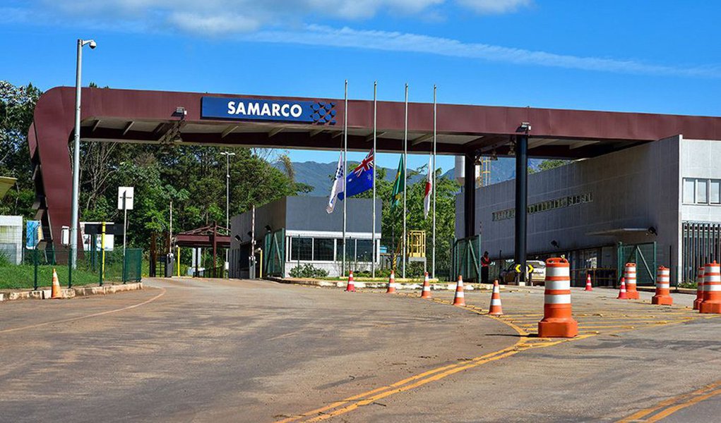 A mineradora Samarco assinou na noite de quinta-feira um acordo na Justiça do Trabalho para ampliação do pacote de benefícios concedidos em seus programas de demissão voluntária e de demissão involuntária, incluindo evitar desligamentos em massa nos próximos quatro meses, informou a empresa em comunicado (Foto: Gisele Federicce) A mineradora Samarco assinou na noite de quinta-feira um acordo na Justiça do Trabalho para ampliação do pacote de benefícios concedidos em seus programas de demissão voluntária e de demissão involuntária, incluindo evitar desligamentos em massa nos próximos quatro meses, informou a empresa em comunicado