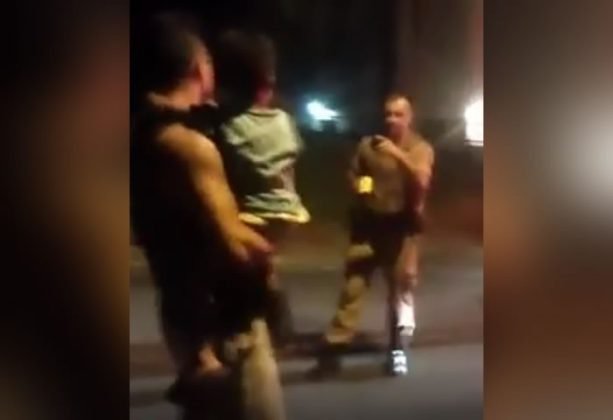 Eduardo Guimarães, do Blog da Cidadania, publica um vídeo chocante: policiais militares do município de Pomerode, em Santa Catarina, dão choque em um homem que levava seu filho no colo, fazem contra ele acusações sem sentido e depois ameaçaram a pessoa que gravou as imagens e tomam seu celular; antes, porém, ela publicou o vídeo no Facebook; em explicação divulgada sobre o caso, a PM disse, depois de terem eletrocutado uma criança, que “resguardaram” sua integridade física (Foto: Gisele Federicce) Eduardo Guimarães, do Blog da Cidadania, publica um vídeo chocante: policiais militares do município de Pomerode, em Santa Catarina, dão choque em um homem que levava seu filho no colo, fazem contra ele acusações sem sentido e depois ameaçaram a pessoa que gravou as imagens e tomam seu celular; antes, porém, ela publicou o vídeo no Facebook; em explicação divulgada sobre o caso, a PM disse, depois de terem eletrocutado uma criança, que “resguardaram” sua integridade física