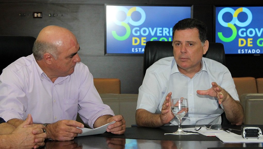 “Estamos trabalhando duro para aumentar o nível de empregos em Goiás e promover o desenvolvimento", afirmou o governador Marconi Perillo nesta quina-feira, durante a realização de audiências individuais com mais quatro prefeitos eleitos; Marconi discutiu possíveis parcerias administrativas, com destaque para as áreas de melhorias da infraestrutura de polos industriais e pavimentação; com o prefeito de Guapó, Colemar Cardoso, Marconi falou sobre a instalação de um polo industrial na cidade, parceria para a pavimentação urbana e de redução do déficit habitacional (Foto: José Barbacena) “Estamos trabalhando duro para aumentar o nível de empregos em Goiás e promover o desenvolvimento", afirmou o governador Marconi Perillo nesta quina-feira, durante a realização de audiências individuais com mais quatro prefeitos eleitos; Marconi discutiu possíveis parcerias administrativas, com destaque para as áreas de melhorias da infraestrutura de polos industriais e pavimentação; com o prefeito de Guapó, Colemar Cardoso, Marconi falou sobre a instalação de um polo industrial na cidade, parceria para a pavimentação urbana e de redução do déficit habitacional