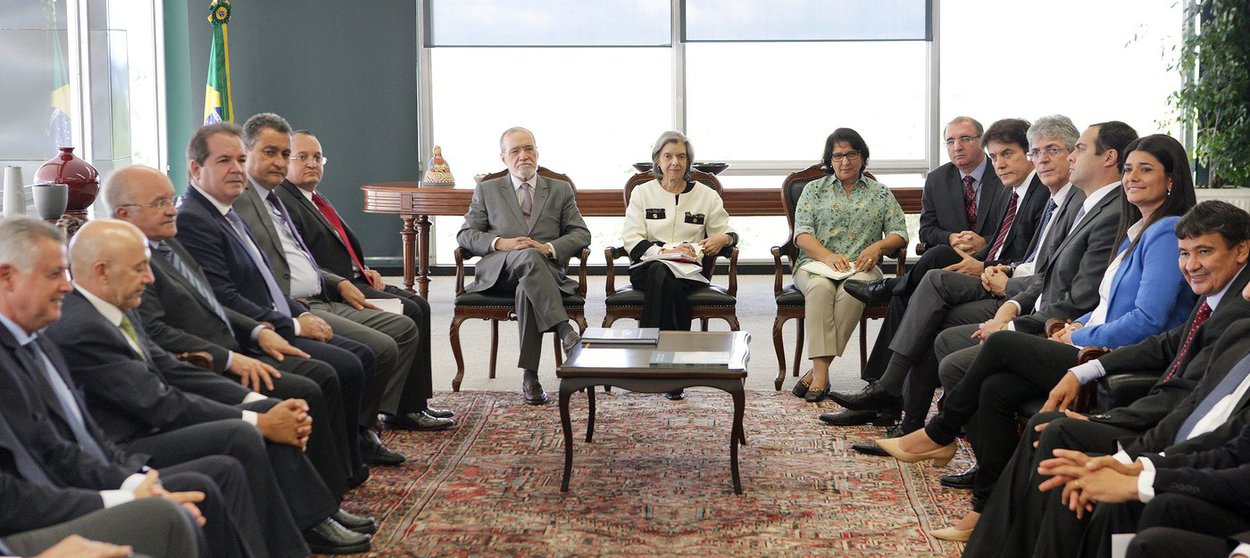 O governador da Bahia, Rui Costa, fez parte de um grupo de 19 governadores que foi a Brasília na terça-feira pedir ao Supremo Tribunal Federal (STF) a 'rápida análise' dos critérios de distribuição de recursos provenientes da lei de repatriação, que regulariza o dinheiro de brasileiros mantido no exterior de forma ilegal; Rui explicou que "a lei tem um ponto inconstitucional", pois, pra ele, não faz sentido separar a multa do imposto; "Queremos reintroduzir a participação dos estados e dos municípios na multa, como acontece nas demais situações", disse o governador (Foto: Romulo Faro) O governador da Bahia, Rui Costa, fez parte de um grupo de 19 governadores que foi a Brasília na terça-feira pedir ao Supremo Tribunal Federal (STF) a 'rápida análise' dos critérios de distribuição de recursos provenientes da lei de repatriação, que regulariza o dinheiro de brasileiros mantido no exterior de forma ilegal; Rui explicou que "a lei tem um ponto inconstitucional", pois, pra ele, não faz sentido separar a multa do imposto; "Queremos reintroduzir a participação dos estados e dos municípios na multa, como acontece nas demais situações", disse o governador
