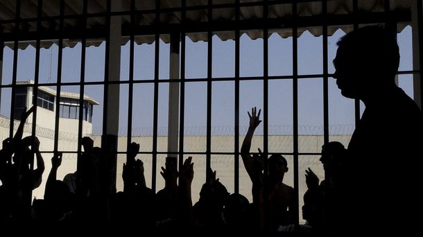 O Ministério Público de Contas (MPC) por meio do procurador-geral, Zailon Miranda Labre Rodrigues, protocolou no TCE-TO uma representação solicitando uma auditoria operacional no sistema carcerário tocantinense, para evitar rebeliões; relatório sobre a população brasileira encarcerada do Conselho Nacional de Justiça apontou que, em 2014, o Tocantins abrigava 2.805 presos, mas a quantidade de vagas disponíveis seria de 1.927, um déficit de 878 vagas no estado; em vistoria no Centro de Reeducação Luz do Amanhã, em Cariri do Tocantins, foi encontrado, por exemplo, o 'estatuto da facção criminosa' (Foto: Leonardo Lucena) O Ministério Público de Contas (MPC) por meio do procurador-geral, Zailon Miranda Labre Rodrigues, protocolou no TCE-TO uma representação solicitando uma auditoria operacional no sistema carcerário tocantinense, para evitar rebeliões; relatório sobre a população brasileira encarcerada do Conselho Nacional de Justiça apontou que, em 2014, o Tocantins abrigava 2.805 presos, mas a quantidade de vagas disponíveis seria de 1.927, um déficit de 878 vagas no estado; em vistoria no Centro de Reeducação Luz do Amanhã, em Cariri do Tocantins, foi encontrado, por exemplo, o 'estatuto da facção criminosa'