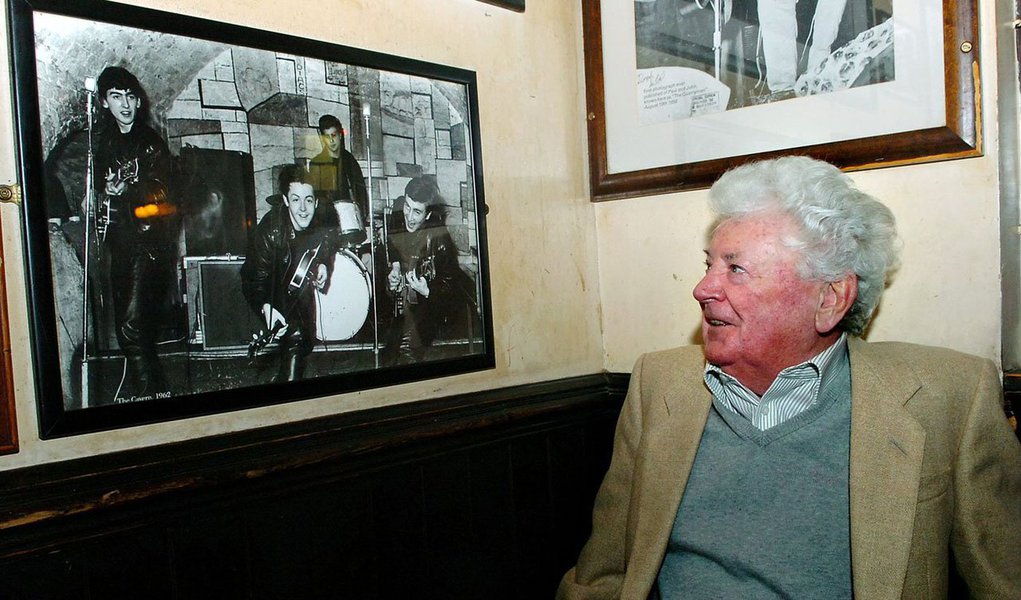 llan Williams, o primeiro empresário que os Beatles tiveram, a partir de 1960, morreu na sexta-feira (30) aos 86 anos, informou neste sábado (31) o pub The Jacaranda, de Liverpool; "Nosso fundador e o homem que descobriu os Beatles faleceu. Sentiremos saudades", publicou a conta do estabelecimento na rede social Twitter; Williams trabalhou com o famoso quarteto de Liverpool de 1960 a 1961 e foi responsável por organizar shows no Reino Unido e também em Hamburgo, na Alemanha (Foto: Valter Lima) llan Williams, o primeiro empresário que os Beatles tiveram, a partir de 1960, morreu na sexta-feira (30) aos 86 anos, informou neste sábado (31) o pub The Jacaranda, de Liverpool; "Nosso fundador e o homem que descobriu os Beatles faleceu. Sentiremos saudades", publicou a conta do estabelecimento na rede social Twitter; Williams trabalhou com o famoso quarteto de Liverpool de 1960 a 1961 e foi responsável por organizar shows no Reino Unido e também em Hamburgo, na Alemanha