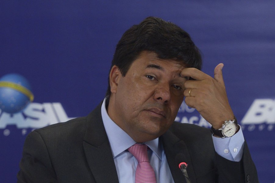 O ministro da Educação, Mendonça Filho, anunciou nesta quinta que o piso salarial dos professores em 2017 terá um reajuste de 7,64%, passando dos atuais R$ 2.135,64 para R$ 2.298,80; o ajuste deste ano é bem menor que o do ano passado, que foi de 11,36%; "Significa um reajuste acima da inflação, cumprindo a legislação", disse Mendonça; "É algo importante porque significa, na prática, a valorização do papel do professor", completou (Foto: Gisele Federicce) O ministro da Educação, Mendonça Filho, anunciou nesta quinta que o piso salarial dos professores em 2017 terá um reajuste de 7,64%, passando dos atuais R$ 2.135,64 para R$ 2.298,80; o ajuste deste ano é bem menor que o do ano passado, que foi de 11,36%; "Significa um reajuste acima da inflação, cumprindo a legislação", disse Mendonça; "É algo importante porque significa, na prática, a valorização do papel do professor", completou