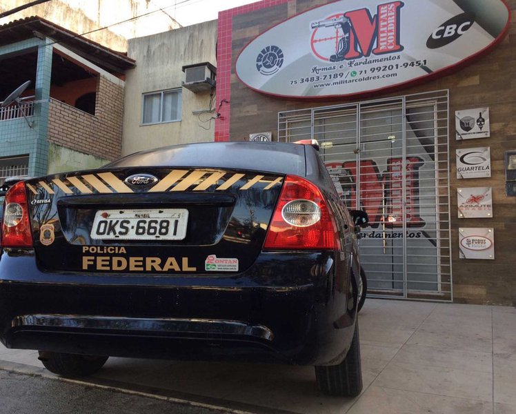 A Polícia Federal desarticulou nesta terça-feira uma organização criminosa que comercializava armas de fogo ilegalmente na Bahia; a Operação Hefestus foi deflagrada por cerca de 40 policiais, que cumpriram sete mandados de busca e apreensão em Feira de Santana, Salvador e Serrinha; segundo as investigações da PF, o grupo fraudava processos administrativos de aquisição e registro de armas de fogo da própria Polícia Federal, como forma de legitimar e embasar as vendas ilegais
(Foto: Romulo Faro) A Polícia Federal desarticulou nesta terça-feira uma organização criminosa que comercializava armas de fogo ilegalmente na Bahia; a Operação Hefestus foi deflagrada por cerca de 40 policiais, que cumpriram sete mandados de busca e apreensão em Feira de Santana, Salvador e Serrinha; segundo as investigações da PF, o grupo fraudava processos administrativos de aquisição e registro de armas de fogo da própria Polícia Federal, como forma de legitimar e embasar as vendas ilegais
