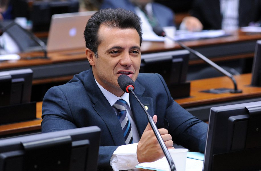 Deputado federal Marcelo Aguiar (DEM-SP) apresentou projeto de lei sugerindo que as operadoras telefônicas criem uma maneira de vetar conteúdos de sexo virtual, prostituição e sites pornográficos, justificando que há "viciados em conteúdo pornô e na masturbação"; "Os jovens são mais suscetíveis a desenvolver dependência, e já estão sendo chamados de autossexuais – pessoas para quem o prazer com sexo solitário é maior do que o proporcionado, pelo método, digamos, tradicional", diz o democrata (Foto: Romulo Faro) Deputado federal Marcelo Aguiar (DEM-SP) apresentou projeto de lei sugerindo que as operadoras telefônicas criem uma maneira de vetar conteúdos de sexo virtual, prostituição e sites pornográficos, justificando que há "viciados em conteúdo pornô e na masturbação"; "Os jovens são mais suscetíveis a desenvolver dependência, e já estão sendo chamados de autossexuais – pessoas para quem o prazer com sexo solitário é maior do que o proporcionado, pelo método, digamos, tradicional", diz o democrata
