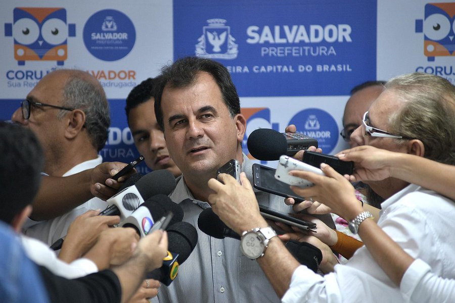 O titular da Secretaria de Mobilidade de Salvador, Fábio Mota, disse nesta sexta-feira que "a Polícia Militar precisa dialogar com a prefeitura antes de organizar as blitze" na cidade; segundo ele, a blitz feita nesta tarde no Comércio "acarretou muitos transtornos à população, aos comerciantes e aos turistas"; "A PM precisa ter mais sensibilidade e organizar as blitze em locais e horários adequados. Não dá para fazer uma ação deste porte sem que a prefeitura seja avisada", afirmou o secretário (Foto: Romulo Faro) O titular da Secretaria de Mobilidade de Salvador, Fábio Mota, disse nesta sexta-feira que "a Polícia Militar precisa dialogar com a prefeitura antes de organizar as blitze" na cidade; segundo ele, a blitz feita nesta tarde no Comércio "acarretou muitos transtornos à população, aos comerciantes e aos turistas"; "A PM precisa ter mais sensibilidade e organizar as blitze em locais e horários adequados. Não dá para fazer uma ação deste porte sem que a prefeitura seja avisada", afirmou o secretário