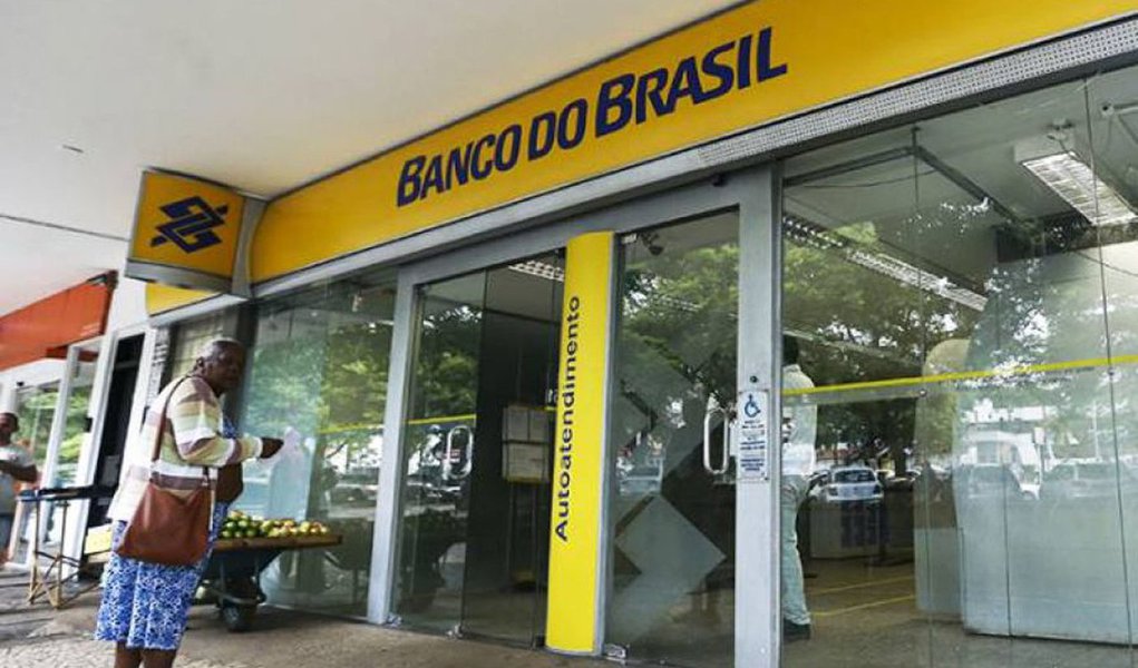 O Banco do Brasil confirmou que das 402 agências que serão fechadas em todo o país, cinco estão em São Luís e outra oito no interior do estado; encerramento de atividades faz parte de um plano de reestruturação, que tem ainda medidas como a transformação de 379 agências em postos de atendimento e um plano de aposentadoria incentivada, que deve reduzir 9,3 mil vagas ocupadas e gerar uma economia de R$ 2,7 bilhões (Foto: Voney Malta) O Banco do Brasil confirmou que das 402 agências que serão fechadas em todo o país, cinco estão em São Luís e outra oito no interior do estado; encerramento de atividades faz parte de um plano de reestruturação, que tem ainda medidas como a transformação de 379 agências em postos de atendimento e um plano de aposentadoria incentivada, que deve reduzir 9,3 mil vagas ocupadas e gerar uma economia de R$ 2,7 bilhões
