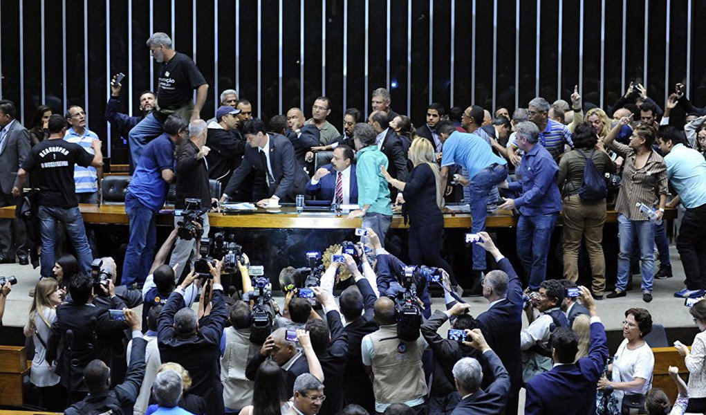 Quem tiver juízo deve preocupar-se com a atual crise brasileira, pois ela hoje namora o caos institucional, porta de entrada da convulsão social, na qual se alimenta o autoritarismo em todas as suas versões (Foto: Roberto Amaral) Quem tiver juízo deve preocupar-se com a atual crise brasileira, pois ela hoje namora o caos institucional, porta de entrada da convulsão social, na qual se alimenta o autoritarismo em todas as suas versões