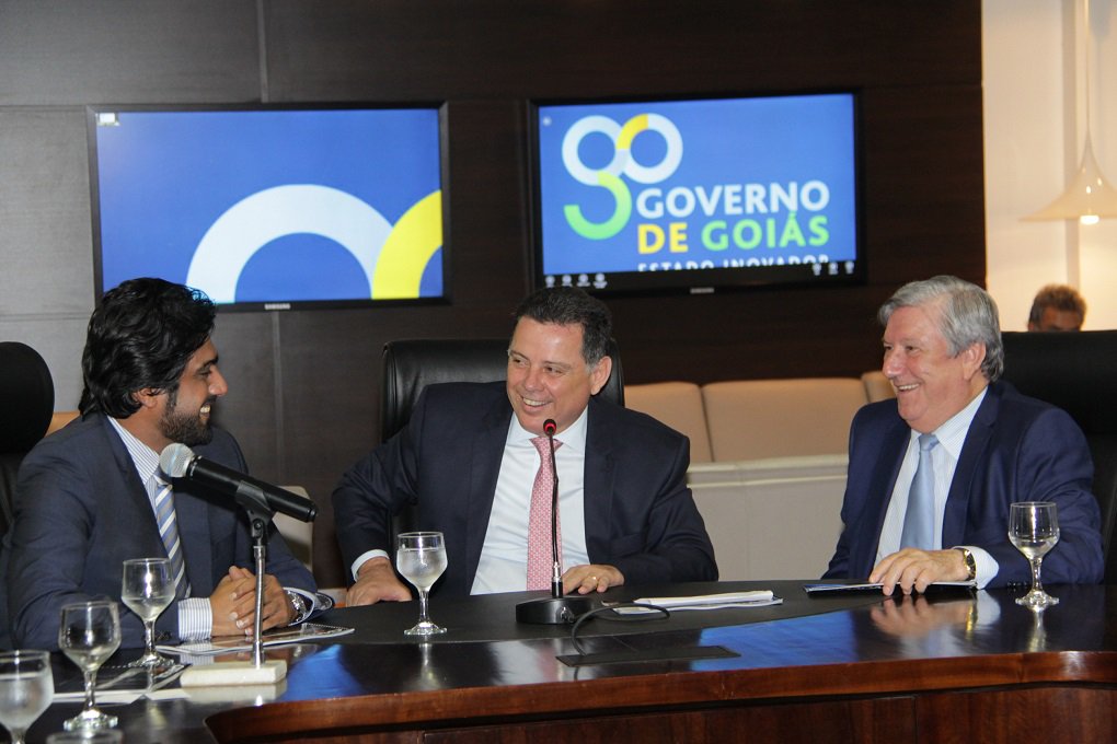 O governador Marconi Perillo oficializou nesta quinta-feira os entendimentos para que a indústria de armas Caracal International LLC seja implantada em Goiás; decisão foi oficializada durante reunião realizada no Palácio Pedro Ludovico Teixeira com o CEO da empresa, Hamad Salem Al Almeri, e representantes da Delfire Indústria e Comércio de Extintores, parceira no empreendimento; a Caracal representa uma quebra de paradigmas por ser a primeira indústria bélica a ser instalada no Estado (Foto: José Barbacena) O governador Marconi Perillo oficializou nesta quinta-feira os entendimentos para que a indústria de armas Caracal International LLC seja implantada em Goiás; decisão foi oficializada durante reunião realizada no Palácio Pedro Ludovico Teixeira com o CEO da empresa, Hamad Salem Al Almeri, e representantes da Delfire Indústria e Comércio de Extintores, parceira no empreendimento; a Caracal representa uma quebra de paradigmas por ser a primeira indústria bélica a ser instalada no Estado