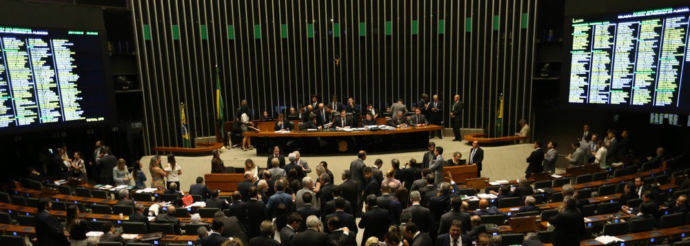O Sistema Firjan (Federação das Indústrias do Estado do Rio) afirmou que repudia e se "une às manifestações de indignação" contra a emenda do pacote anticorrupção pela Câmara dos Deputados, que prevê punição a juízes, a procuradores e a promotores que cometerem abuso de autoridade; de acordo com a instituição, a Justiça se tornou "a mesma para todos" por conta da Operação Lava Jato, e vê agora tal "conquista" em risco; "Guardião da democracia, o MP precisa de autonomia e independência em sua missão de defesa dos cidadãos e do patrimônio público, como na Operação Lava Jato", diz a nota (Foto: Leonardo Lucena) O Sistema Firjan (Federação das Indústrias do Estado do Rio) afirmou que repudia e se "une às manifestações de indignação" contra a emenda do pacote anticorrupção pela Câmara dos Deputados, que prevê punição a juízes, a procuradores e a promotores que cometerem abuso de autoridade; de acordo com a instituição, a Justiça se tornou "a mesma para todos" por conta da Operação Lava Jato, e vê agora tal "conquista" em risco; "Guardião da democracia, o MP precisa de autonomia e independência em sua missão de defesa dos cidadãos e do patrimônio público, como na Operação Lava Jato", diz a nota