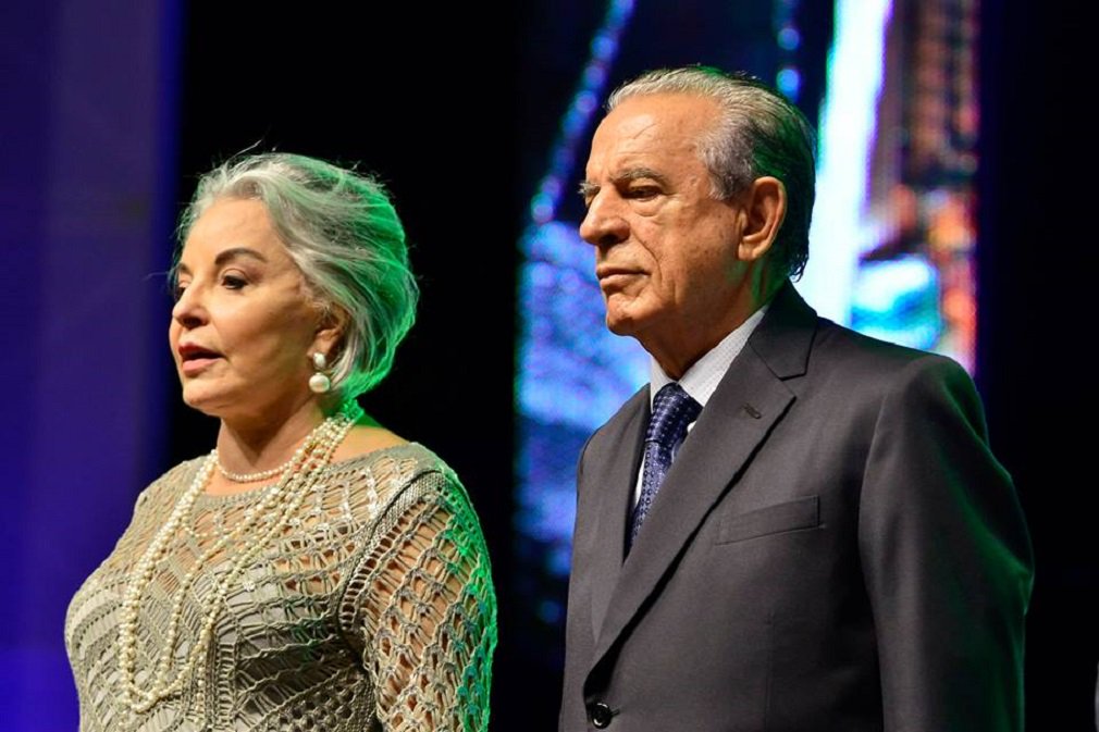 Os 15 nomes anunciados pelo novo prefeito de Goiânia seguem rendendo polêmica e atritos dentro do PMDB e com aliados; deputado José Nelto, até agora sem espaço na equipe, deu indireta para Iris Rezende na coluna Giro, do jornal O Popular; Jorcelino Braga, do PRP, aliado de campanha, também não conseguiu até aqui emplacar o secretário de Comunicação; com dificuldades para definir o restante da equipe, Iris resolveu que alguns secretários vão acumular funções; Paulo Ortegal será chefe de gabinete e comandante da pasta de comunicação; Iris ainda vê a repercussão em cima de nomes acusados de corrupção, como o secretário de Cultura, Kleber Adorno, que responde a processo na Justiça (Foto: José Barbacena) Os 15 nomes anunciados pelo novo prefeito de Goiânia seguem rendendo polêmica e atritos dentro do PMDB e com aliados; deputado José Nelto, até agora sem espaço na equipe, deu indireta para Iris Rezende na coluna Giro, do jornal O Popular; Jorcelino Braga, do PRP, aliado de campanha, também não conseguiu até aqui emplacar o secretário de Comunicação; com dificuldades para definir o restante da equipe, Iris resolveu que alguns secretários vão acumular funções; Paulo Ortegal será chefe de gabinete e comandante da pasta de comunicação; Iris ainda vê a repercussão em cima de nomes acusados de corrupção, como o secretário de Cultura, Kleber Adorno, que responde a processo na Justiça