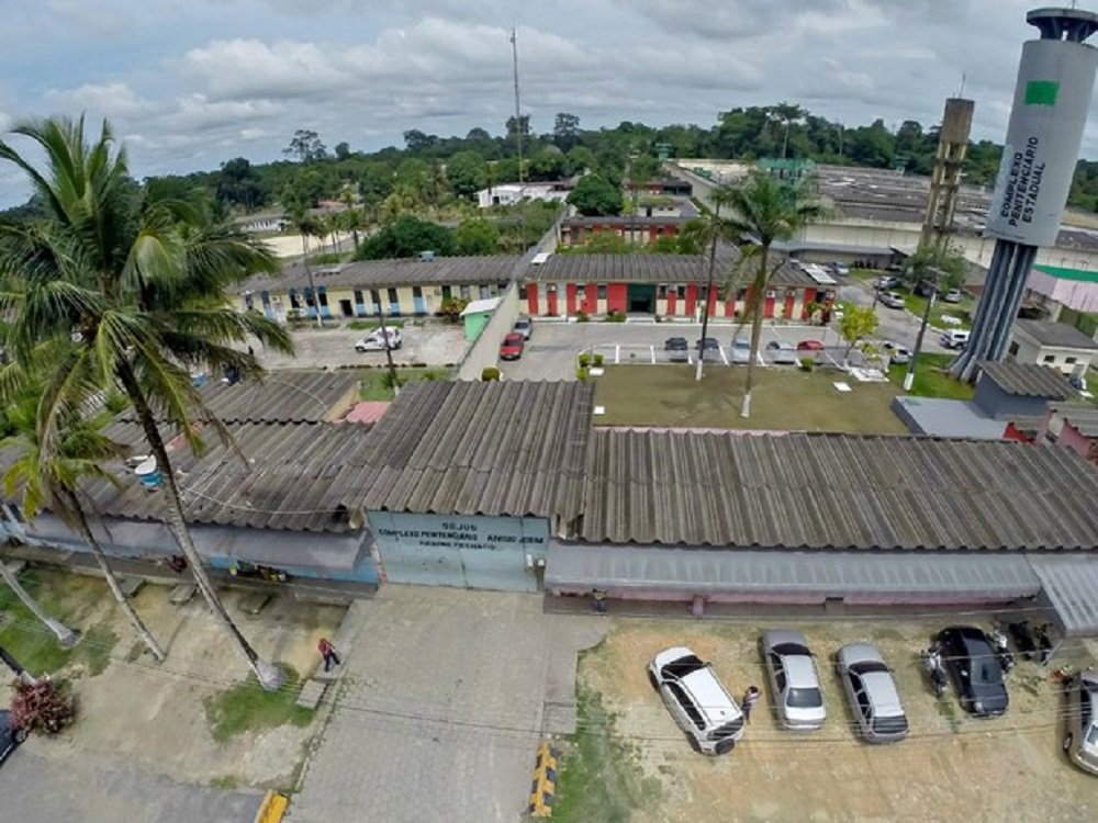As forças de segurança do Amazonas recapturaram 63 foragidos das unidades do Complexo Penitenciário Anísio Jobim (Compaj) e Instituto Penal Antônio Trindade (Ipat); a fuga ocorreu entre domingo (1º) e segunda-feira (2), durante rebelião e confrontos entre facções criminosas, que resultaram em 60 mortes; ao todo, 118 detentos escaparam das prisões (Foto: Gisele Federicce) As forças de segurança do Amazonas recapturaram 63 foragidos das unidades do Complexo Penitenciário Anísio Jobim (Compaj) e Instituto Penal Antônio Trindade (Ipat); a fuga ocorreu entre domingo (1º) e segunda-feira (2), durante rebelião e confrontos entre facções criminosas, que resultaram em 60 mortes; ao todo, 118 detentos escaparam das prisões