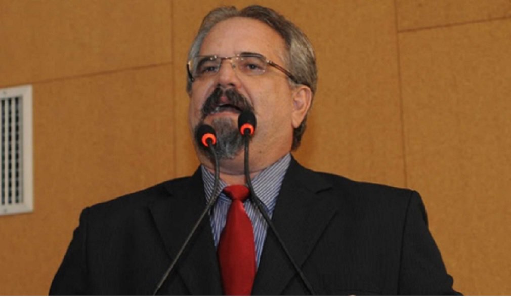 O presidente da Comissão de Direitos Humanos e Segurança Pública da Assembleia, deputado Marcelino Galo (PT), lamentou a morte dos policiais militares Everton Oliveira de Santana e Gilberto Lemos Silva Júnior, nesta madrugada, em Bom Jesus da Lapa; os policiais, que eram lotados na 38ª Companhia Independente, foram sequestrados e mortos durante fuga de bandidos que tentaram assaltar as agências bancárias do Bradesco e do Banco do Brasil da cidade; com essa ocorrência, chega a seis o número de policiais mortos na Bahia em 2017 (Foto: José Barbacena) O presidente da Comissão de Direitos Humanos e Segurança Pública da Assembleia, deputado Marcelino Galo (PT), lamentou a morte dos policiais militares Everton Oliveira de Santana e Gilberto Lemos Silva Júnior, nesta madrugada, em Bom Jesus da Lapa; os policiais, que eram lotados na 38ª Companhia Independente, foram sequestrados e mortos durante fuga de bandidos que tentaram assaltar as agências bancárias do Bradesco e do Banco do Brasil da cidade; com essa ocorrência, chega a seis o número de policiais mortos na Bahia em 2017