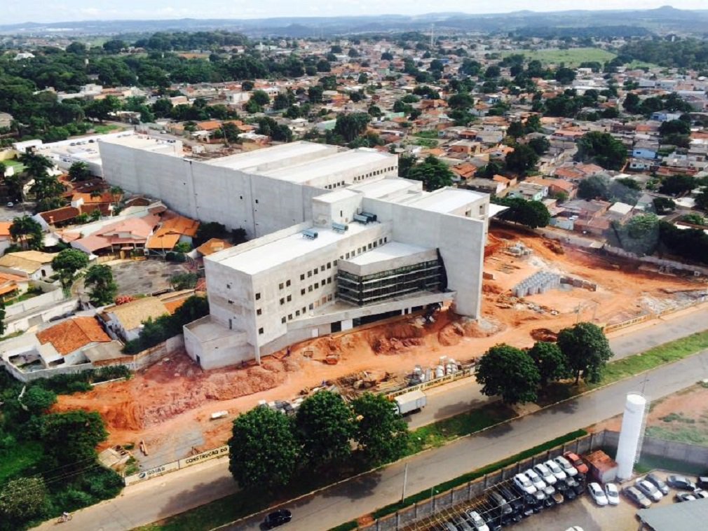 Hospital do Servidor Público (HSP), que está sendo construído com recursos do Ipasgo, já tem com 80% obras concluídas e será entregue no primeiro semestre de 2017; já com as instalações elétricas e hidráulicas em fase de finalização, a unidade começa a receber os elevadores e aparelhos de ar condicionado; o próximo passo é iniciar a instalação dos equipamentos cirúrgicos e de diagnóstico; unidade terá 211 leitos e contará com atendimento em diversas especialidades, inclusive de alta complexidade (Foto: José Barbacena) Hospital do Servidor Público (HSP), que está sendo construído com recursos do Ipasgo, já tem com 80% obras concluídas e será entregue no primeiro semestre de 2017; já com as instalações elétricas e hidráulicas em fase de finalização, a unidade começa a receber os elevadores e aparelhos de ar condicionado; o próximo passo é iniciar a instalação dos equipamentos cirúrgicos e de diagnóstico; unidade terá 211 leitos e contará com atendimento em diversas especialidades, inclusive de alta complexidade