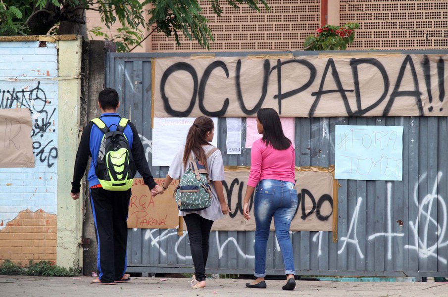 Após a ocupação de 41 novas escolas de ontem para hoje (5), o Exame Nacional do Ensino Médio (Enem) foi adiado para 271.033 candidatos; os estudantes que fariam o exame neste fim de semana em 405 locais de diferentes estados, devem agora se preparar para a aplicação do exame nos dias 3 e 4 de dezembro; de acordo com o Instituto Nacional de Estudos e Pesquisas Educacionais Anísio Teixeira (Inep), a aplicação das provas, que começaram às 13h30, ocorre com tranquilidade (Foto: Romulo Faro) Após a ocupação de 41 novas escolas de ontem para hoje (5), o Exame Nacional do Ensino Médio (Enem) foi adiado para 271.033 candidatos; os estudantes que fariam o exame neste fim de semana em 405 locais de diferentes estados, devem agora se preparar para a aplicação do exame nos dias 3 e 4 de dezembro; de acordo com o Instituto Nacional de Estudos e Pesquisas Educacionais Anísio Teixeira (Inep), a aplicação das provas, que começaram às 13h30, ocorre com tranquilidade