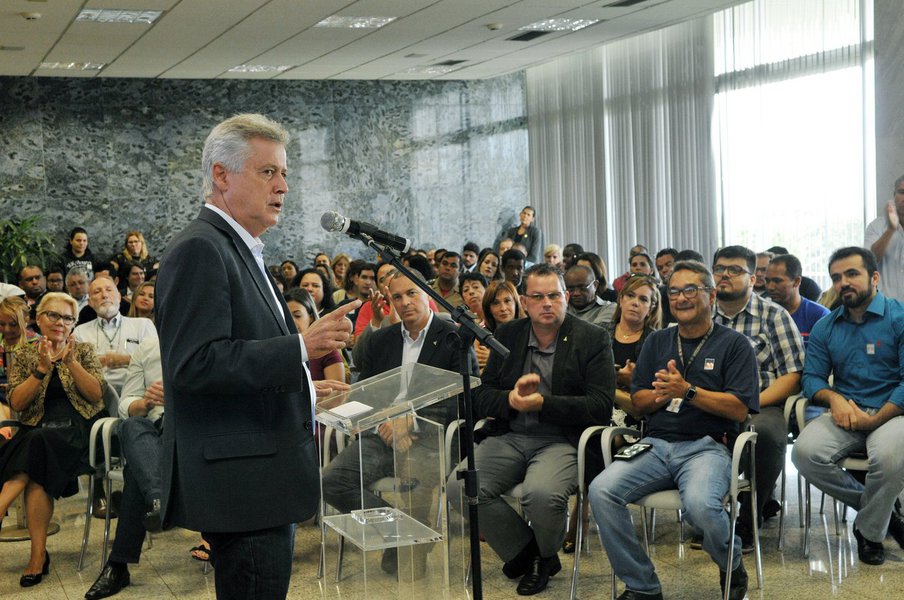 Governador Rodrigo Rollemberg lançou nesta segunda-feira 7 a segunda edição da iniciativa que promove a integração de jovens em situação de vulnerabilidade social ao mercado de trabalho nos órgãos públicos do Distrito Federal, o Programa Brasília + Jovem Candango; a oferta de emprego será para adolescentes de 14 a 18 anos integrantes de famílias atendidas pelo Cadastro Único e que estejam matriculados em escolas da rede pública e frequentando as aulas (Foto: Gisele Federicce) Governador Rodrigo Rollemberg lançou nesta segunda-feira 7 a segunda edição da iniciativa que promove a integração de jovens em situação de vulnerabilidade social ao mercado de trabalho nos órgãos públicos do Distrito Federal, o Programa Brasília + Jovem Candango; a oferta de emprego será para adolescentes de 14 a 18 anos integrantes de famílias atendidas pelo Cadastro Único e que estejam matriculados em escolas da rede pública e frequentando as aulas