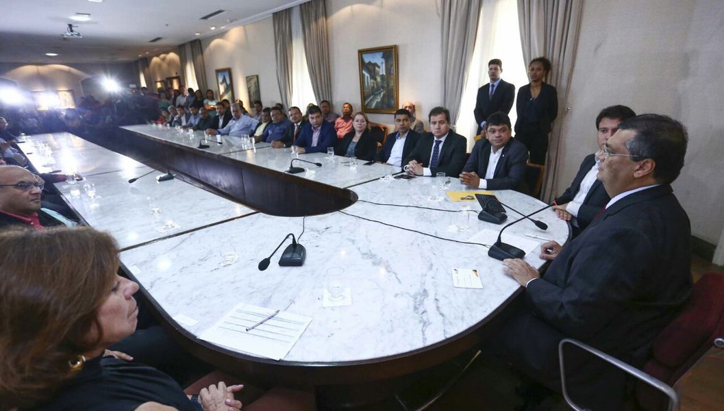 O governador Flávio Dino assinou ordem de serviço que prevê investimento de R$ 27 milhões para a recuperação de 211 escolas em 117 municípios do estado. Com a reforma de mais essas unidades, o Governo do Estado, por meio do programa 'Escola Digna' chegará ao número de 574 prédios escolares recuperados até o final do primeiro semestre de 2017 (Foto: Fatima 247) O governador Flávio Dino assinou ordem de serviço que prevê investimento de R$ 27 milhões para a recuperação de 211 escolas em 117 municípios do estado. Com a reforma de mais essas unidades, o Governo do Estado, por meio do programa 'Escola Digna' chegará ao número de 574 prédios escolares recuperados até o final do primeiro semestre de 2017