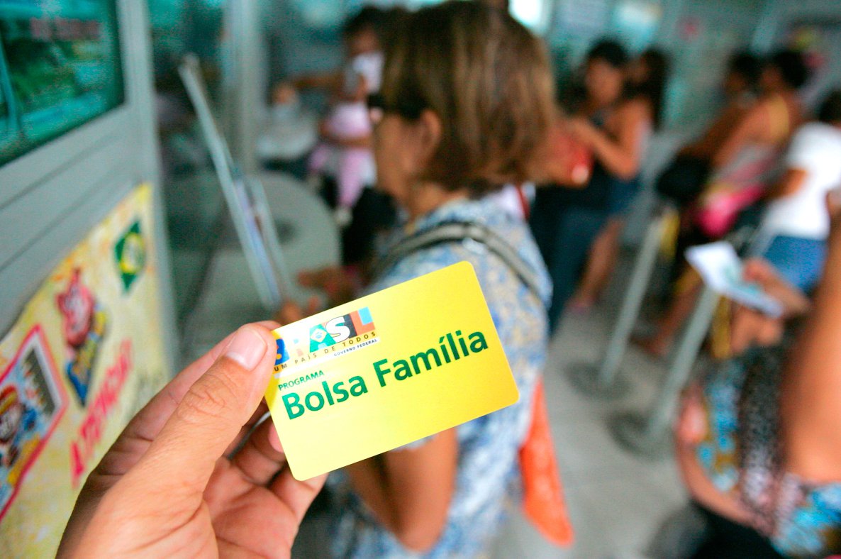 De acordo com dados divulgados nesta segunda-feira 7 pelo Ministério do Desenvolvimento Social e Agrário, com base nos últimos quatro meses, o pente-fino realizado pelo governo Temer no programa resultou no cancelamento do benefício para 469 mil contratos por subdeclaração de renda e no bloqueio de outros 654 mil contratos pelo mesmo motivo; impacto econômico estimado será de R$ 2,4 bilhões ao ano, segundo o governo (Foto: Gisele Federicce) De acordo com dados divulgados nesta segunda-feira 7 pelo Ministério do Desenvolvimento Social e Agrário, com base nos últimos quatro meses, o pente-fino realizado pelo governo Temer no programa resultou no cancelamento do benefício para 469 mil contratos por subdeclaração de renda e no bloqueio de outros 654 mil contratos pelo mesmo motivo; impacto econômico estimado será de R$ 2,4 bilhões ao ano, segundo o governo