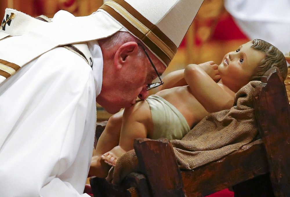 Na Missa do Galo, celebrada tradicionalmente na véspera de Natal, Francisco lembrou aqueles "que não têm brinquedos em suas mãos, mas sim armas" e disse que o "Natal virou refém da mundanidade" (Foto: Gisele Federicce) Na Missa do Galo, celebrada tradicionalmente na véspera de Natal, Francisco lembrou aqueles "que não têm brinquedos em suas mãos, mas sim armas" e disse que o "Natal virou refém da mundanidade"