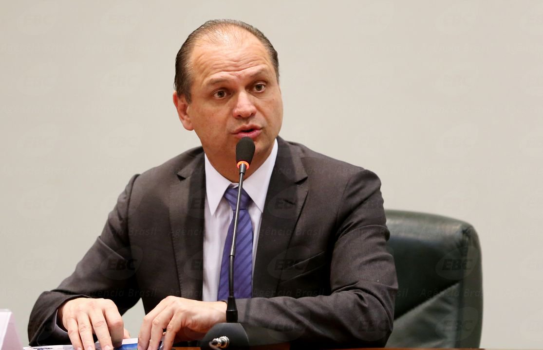 O ministro da Saúde, Ricardo Barros, apresentou a 250 empresários na Federação das Indústrias de São Paulo seu pacote de incentivos ao setor; a Nova Política de Plataformas Inteligentes de Tecnologia em Saúde, como é chamada, terá R$ 6 bilhões de investimentos; o recurso previsto vai incentivar a produção nacional de medicamentos, insumos e tecnologias; "Temos R$ 15 bilhões na compra de medicamentos, sendo que metade são medicamentos biológicos de alto custo. Então há necessidade de transferir tecnologia e produzir esses medicamentos de forma mais econômica aqui no país," disse Barros (Foto: Romulo Faro) O ministro da Saúde, Ricardo Barros, apresentou a 250 empresários na Federação das Indústrias de São Paulo seu pacote de incentivos ao setor; a Nova Política de Plataformas Inteligentes de Tecnologia em Saúde, como é chamada, terá R$ 6 bilhões de investimentos; o recurso previsto vai incentivar a produção nacional de medicamentos, insumos e tecnologias; "Temos R$ 15 bilhões na compra de medicamentos, sendo que metade são medicamentos biológicos de alto custo. Então há necessidade de transferir tecnologia e produzir esses medicamentos de forma mais econômica aqui no país," disse Barros