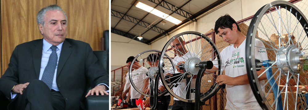 Produção de bicicletas no Brasil caiu 11,5% em 2016, na comparação com 2015; segundo levantamento divulgado pela Abraciclo, associação dos fabricantes, foram 669.729 unidades ante 757.045 produzidas no ano anterior; vice-presidente do segmento de Bicicletas da entidade, João Ludgero, credita a queda a "dificuldades do contexto econômico nacional"; em 2016, além na produção de bicicleta, a depressão econômica provocada por Michel Temer e Henrique Meirelles derrubaram também a fabricação de automóveis em 11,2%, e de motocicletas em 30% (Foto: Aquiles Lins) Produção de bicicletas no Brasil caiu 11,5% em 2016, na comparação com 2015; segundo levantamento divulgado pela Abraciclo, associação dos fabricantes, foram 669.729 unidades ante 757.045 produzidas no ano anterior; vice-presidente do segmento de Bicicletas da entidade, João Ludgero, credita a queda a "dificuldades do contexto econômico nacional"; em 2016, além na produção de bicicleta, a depressão econômica provocada por Michel Temer e Henrique Meirelles derrubaram também a fabricação de automóveis em 11,2%, e de motocicletas em 30%