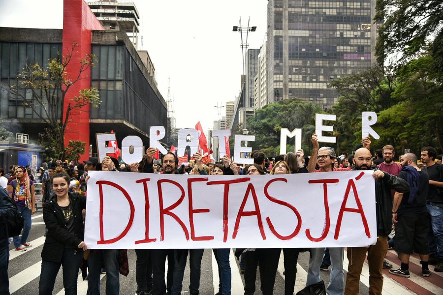 Se Michel Temer tiver o mandato cassado pela Justiça Eleitoral, a escolha do substituto seria feita por eleições indiretas, ou seja, deputados e senadores escolheriam o futuro mandatário; mas diante do crescimento do momento que pede eleições diretas, apoiada por 63% da população, o Tribunal Superior Eleitoral cogita convocar eleições diretas; embasamento está expresso na lei da mini-reforma eleitoral, aprovada em setembro de 2015 (Foto: Aquiles Lins) Se Michel Temer tiver o mandato cassado pela Justiça Eleitoral, a escolha do substituto seria feita por eleições indiretas, ou seja, deputados e senadores escolheriam o futuro mandatário; mas diante do crescimento do momento que pede eleições diretas, apoiada por 63% da população, o Tribunal Superior Eleitoral cogita convocar eleições diretas; embasamento está expresso na lei da mini-reforma eleitoral, aprovada em setembro de 2015