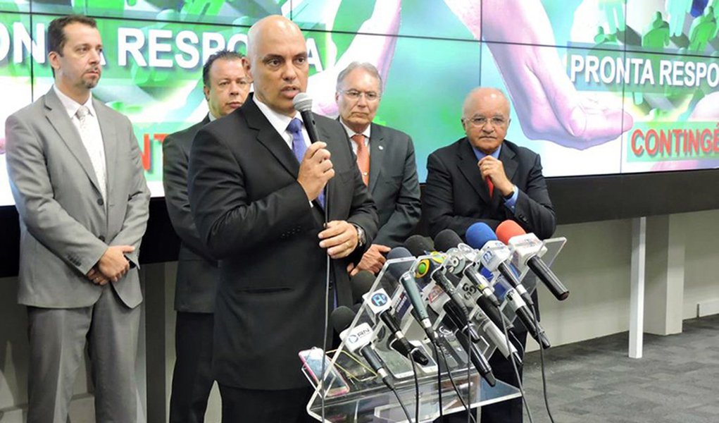 Ministro da Justiça, Alexandre de Moraes, acusou o governo do Amazonas de tere recebido informações com antecedência sobre um plano de fuga do presídio em Manaus onde uma rebelião esta semana deixou 56 mortos, mas não informou o governo federal nem pediu ajuda para enfrentar a questão; "Há relatos de que a Secretaria de Segurança (do Amazonas) tinha informações de que poderia ocorrer uma fuga entre Natal e Ano Novo"; disse; "O governo federal em momento algum foi informado nem solicitado qualquer auxílio, seja da Força Nacional ou de qualquer outro mecanismo", completou (Foto: Paulo Emílio) Ministro da Justiça, Alexandre de Moraes, acusou o governo do Amazonas de tere recebido informações com antecedência sobre um plano de fuga do presídio em Manaus onde uma rebelião esta semana deixou 56 mortos, mas não informou o governo federal nem pediu ajuda para enfrentar a questão; "Há relatos de que a Secretaria de Segurança (do Amazonas) tinha informações de que poderia ocorrer uma fuga entre Natal e Ano Novo"; disse; "O governo federal em momento algum foi informado nem solicitado qualquer auxílio, seja da Força Nacional ou de qualquer outro mecanismo", completou