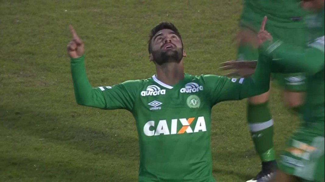 Roberto Maia, pai do jogador Arthur Maia, morto no acidente com a aeronave que levava a delegação do Chapecoense para Medellín, na Colômbia, informou que o funeral do filho em Maceió deve ocorrer neste fim de semana; antes, atendendo ao pedido da Chapecoense, a família autorizou que o corpo seja exposto no velório coletivo que acontecerá em Santa Catarina; sobre as investigações que apontam como causa do acidente, inicialmente, a falta de combustível no avião, Roberto Maia comentou que "não se liga nesse negócio", porque não adianta, já que o filho não voltará (Foto: Voney Malta) Roberto Maia, pai do jogador Arthur Maia, morto no acidente com a aeronave que levava a delegação do Chapecoense para Medellín, na Colômbia, informou que o funeral do filho em Maceió deve ocorrer neste fim de semana; antes, atendendo ao pedido da Chapecoense, a família autorizou que o corpo seja exposto no velório coletivo que acontecerá em Santa Catarina; sobre as investigações que apontam como causa do acidente, inicialmente, a falta de combustível no avião, Roberto Maia comentou que "não se liga nesse negócio", porque não adianta, já que o filho não voltará