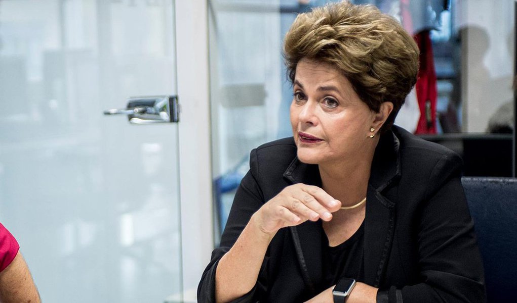 Em coletiva de imprensa em Sevilla, na Espanha, Dilma Rousseff defendeu nesta terça-feira 23 a candidatura do ex-presidente Lula em 2018. "Eu creio e desejo que ele seja candidato. Será importante para o Brasil", afirmou; "O primeiro golpe foi o meu impeachment. O segundo é impedir que Lula seja candidato", declarou; ela disse acreditar que Lula "ganharia as eleições por todas as suas realizações"; a presidente reafirmou que interromper a democracia foi a única maneira de o atual governo, de Michel Temer, implantar o programa neoliberal derrotado quatro vezes nas urnas; "Não podemos perder a democracia. E eu asseguro que se houver democracia, nós venceremos de novo", ressaltou (Foto: Ana Pupulin) Em coletiva de imprensa em Sevilla, na Espanha, Dilma Rousseff defendeu nesta terça-feira 23 a candidatura do ex-presidente Lula em 2018. "Eu creio e desejo que ele seja candidato. Será importante para o Brasil", afirmou; "O primeiro golpe foi o meu impeachment. O segundo é impedir que Lula seja candidato", declarou; ela disse acreditar que Lula "ganharia as eleições por todas as suas realizações"; a presidente reafirmou que interromper a democracia foi a única maneira de o atual governo, de Michel Temer, implantar o programa neoliberal derrotado quatro vezes nas urnas; "Não podemos perder a democracia. E eu asseguro que se houver democracia, nós venceremos de novo", ressaltou