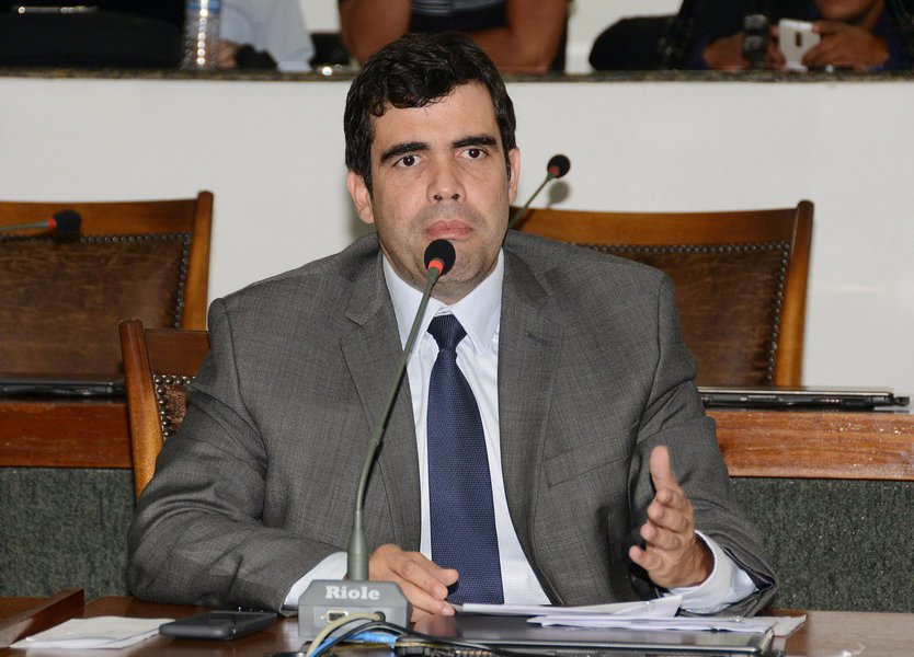 Juiz Rubem Ribeiro de Carvalho, do Juizado Especial Criminal de Palmas, condenou o internauta Rafael Mágno Pinto a cumprir 300 horas de serviços comunitários, por ameaça e difamação contra o deputado estadual Ricardo Ayres (PSB) em rede social, em 2015; acusado disse através de sua página de Facebook que o parlamentar deveria está morto e convidou todos ao crime. "Quem se habilita?", disse; "Eu costumo usar sempre minhas redes sociais para interagir com a sociedade. O que não é certo, e isso jamais vou admitir, é que outros usem esses espaços democráticos para a pratica de crimes, acreditando sempre na impunidade do mundo virtual. Muitos se escondem através de fakes para denegrir, ofender e até ameaçar", disse o parlamentar (Foto: Aquiles Lins) Juiz Rubem Ribeiro de Carvalho, do Juizado Especial Criminal de Palmas, condenou o internauta Rafael Mágno Pinto a cumprir 300 horas de serviços comunitários, por ameaça e difamação contra o deputado estadual Ricardo Ayres (PSB) em rede social, em 2015; acusado disse através de sua página de Facebook que o parlamentar deveria está morto e convidou todos ao crime. "Quem se habilita?", disse; "Eu costumo usar sempre minhas redes sociais para interagir com a sociedade. O que não é certo, e isso jamais vou admitir, é que outros usem esses espaços democráticos para a pratica de crimes, acreditando sempre na impunidade do mundo virtual. Muitos se escondem através de fakes para denegrir, ofender e até ameaçar", disse o parlamentar