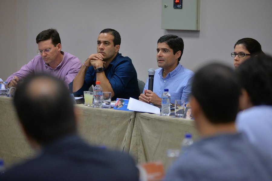 A quatro dias de tomar posse como prefeito reeleito, ACM Neto comandou na tarde desta quarta-feira a primeira reunião com os novos secretários; ele apresentou um vídeo com "as principais realizações" de seu governo no primeiro mandato, e reafirmou o "compromisso de continuar trabalhando muito para manter o mesmo ritmo de obras dos quatro primeiros anos" de gestão; ACM cobrou também empenho dos secretários, os quais elogiou; "A equipe que montamos é muito competente e qualificada. Juntos, vamos continuar mudando o perfil de Salvador, retribuindo a confiança que nos foi depositada nas últimas eleições" (Foto: Romulo Faro) A quatro dias de tomar posse como prefeito reeleito, ACM Neto comandou na tarde desta quarta-feira a primeira reunião com os novos secretários; ele apresentou um vídeo com "as principais realizações" de seu governo no primeiro mandato, e reafirmou o "compromisso de continuar trabalhando muito para manter o mesmo ritmo de obras dos quatro primeiros anos" de gestão; ACM cobrou também empenho dos secretários, os quais elogiou; "A equipe que montamos é muito competente e qualificada. Juntos, vamos continuar mudando o perfil de Salvador, retribuindo a confiança que nos foi depositada nas últimas eleições"