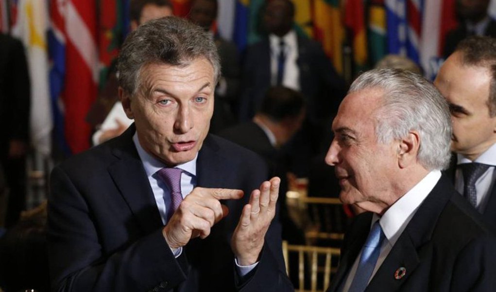 "Em abril de 2016, em seu sexto mês de governo de centro-direita, o presidente argentino Maurizio Macri admitiu estar 'preocupado' com a situação social em meio a uma inflação que chegava a 12% no primeiro trimestre. Oito meses depois, agora em fins de dezembro de 2016, o desempregou aumentou, a inflação está em 40% e ele demitiu o ministro da Fazenda", diz o colunista Alex Solnik; "Também acenou com um governo de união nacional, mas não cumpriu; também assiste à deterioração do ambiente econômico com medidas cosméticas e daqui a pouco a solução vai ser trocar o ministro da Fazenda" (Foto: Alex Solnik) "Em abril de 2016, em seu sexto mês de governo de centro-direita, o presidente argentino Maurizio Macri admitiu estar 'preocupado' com a situação social em meio a uma inflação que chegava a 12% no primeiro trimestre. Oito meses depois, agora em fins de dezembro de 2016, o desempregou aumentou, a inflação está em 40% e ele demitiu o ministro da Fazenda", diz o colunista Alex Solnik; "Também acenou com um governo de união nacional, mas não cumpriu; também assiste à deterioração do ambiente econômico com medidas cosméticas e daqui a pouco a solução vai ser trocar o ministro da Fazenda"