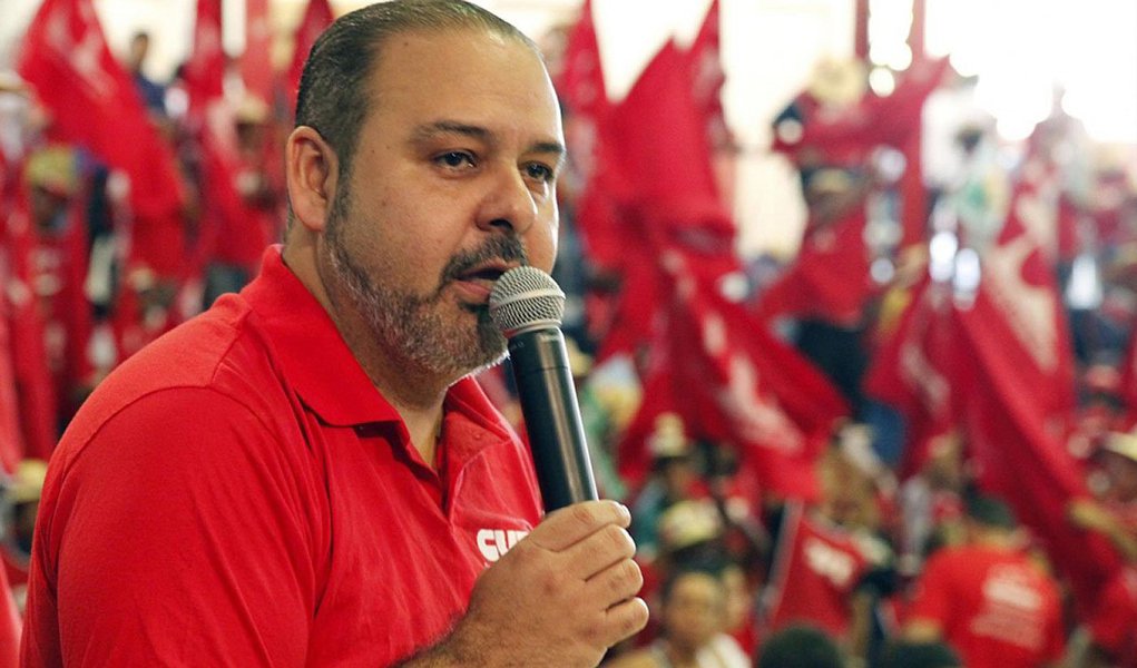 Presidente da CUT, Vagner Freitas, afirmou nesta terça-feira 8 que a mobilização da juventude em defesa de direitos deve ser seguida pelos trabalhadores; "A juventude já está na rua, lindamente, outros movimentos também. Falta o trabalhador organizado", afirmou; para Freitas, ainda falta, em alguma medida, convencer o trabalhador de que o processo de impeachment foi contra ele; o dirigente diz que a próxima ofensiva poderá ser exatamente contra as centrais, disse Freitas; "Eu sei que eles estão construindo ações contra o movimento sindical. Fiquemos alertas" (Foto: Aquiles Lins) Presidente da CUT, Vagner Freitas, afirmou nesta terça-feira 8 que a mobilização da juventude em defesa de direitos deve ser seguida pelos trabalhadores; "A juventude já está na rua, lindamente, outros movimentos também. Falta o trabalhador organizado", afirmou; para Freitas, ainda falta, em alguma medida, convencer o trabalhador de que o processo de impeachment foi contra ele; o dirigente diz que a próxima ofensiva poderá ser exatamente contra as centrais, disse Freitas; "Eu sei que eles estão construindo ações contra o movimento sindical. Fiquemos alertas"