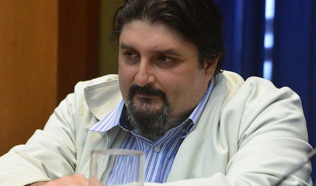 Ex-presidente da Cooperativa Orgânica, Agrícola Familiar (Coaf), Cássio Izique Chebabi, não compareceu para depor na CPI) da Assembleia Legislativa de São Paulo (Alesp) que investiga o fornecimento de merenda para escolas estaduais em contratos firmados por empresas e cooperativas de agricultura familiar; segundo o presidente da CPI, Marco Zerbini, o advogado de Chebabi avisou sobre o não comparecimento de seu cliente e reforçou que - caso ele compareça em outra ocasião - usará "seu direito constitucional de permanecer calado (Foto: Paulo Emílio) Ex-presidente da Cooperativa Orgânica, Agrícola Familiar (Coaf), Cássio Izique Chebabi, não compareceu para depor na CPI) da Assembleia Legislativa de São Paulo (Alesp) que investiga o fornecimento de merenda para escolas estaduais em contratos firmados por empresas e cooperativas de agricultura familiar; segundo o presidente da CPI, Marco Zerbini, o advogado de Chebabi avisou sobre o não comparecimento de seu cliente e reforçou que - caso ele compareça em outra ocasião - usará "seu direito constitucional de permanecer calado