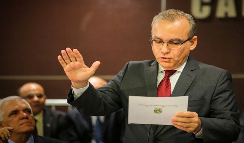Firmino Filho e Luiz Júnior foram foram empossados prefeito e vice-prefeito de Teresina; na solenidade realizada na Câmara dos Vereadores, Firmino elegeu Educação, Saúde e Mobilidade Urbana como principais desafios para a gestão que se estende até 2020; "Na educação, vamos iniciar a adoção gradativa das escolas de tempo integral e buscar universalizar a educação infantil. Na saúde, o objetivo é fortalecer a atenção básica. Outra prioridade é o novo sistema de transporte coletivo", comentou (Foto: Leonardo Lucena) Firmino Filho e Luiz Júnior foram foram empossados prefeito e vice-prefeito de Teresina; na solenidade realizada na Câmara dos Vereadores, Firmino elegeu Educação, Saúde e Mobilidade Urbana como principais desafios para a gestão que se estende até 2020; "Na educação, vamos iniciar a adoção gradativa das escolas de tempo integral e buscar universalizar a educação infantil. Na saúde, o objetivo é fortalecer a atenção básica. Outra prioridade é o novo sistema de transporte coletivo", comentou