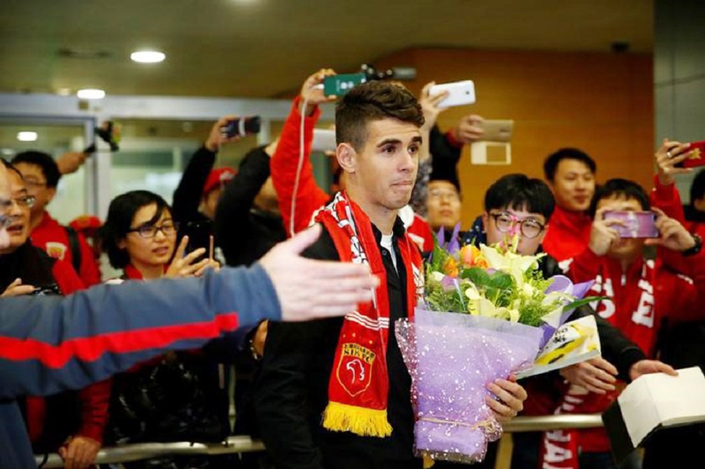 O meia Oscar foi ovacionado por torcedores chineses de seu novo clube em Xangai, onde receberá, segundo relatos da mídia britânica, quase 500 mil dólares por semana, o que o tornaria o jogador mais bem pago do mundo; detalhes financeiros da transferência de Oscar do Chelsea para o Shanghai SIPG não foram oficialmente divulgados, mas reportagens sugeriram que o Shangai pagou 62 milhões de dólares para atrair o jogador de 25 anos para o clube da Super Liga Chinesa (Foto: José Barbacena) O meia Oscar foi ovacionado por torcedores chineses de seu novo clube em Xangai, onde receberá, segundo relatos da mídia britânica, quase 500 mil dólares por semana, o que o tornaria o jogador mais bem pago do mundo; detalhes financeiros da transferência de Oscar do Chelsea para o Shanghai SIPG não foram oficialmente divulgados, mas reportagens sugeriram que o Shangai pagou 62 milhões de dólares para atrair o jogador de 25 anos para o clube da Super Liga Chinesa