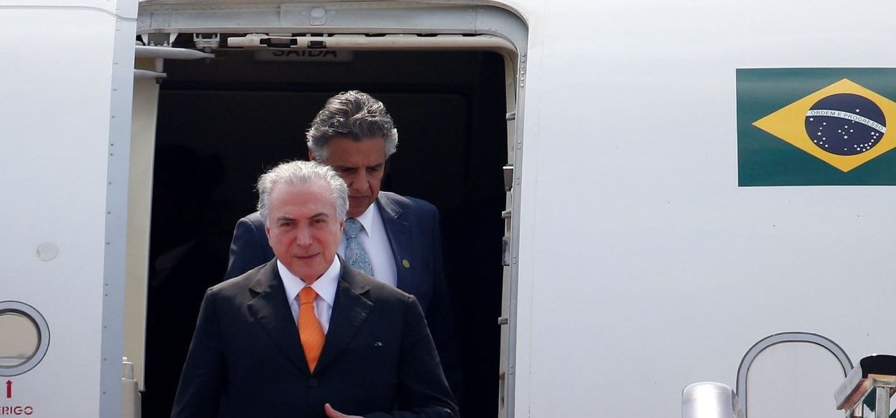 Vários do ítens pedidos na licitação de R$ 1,7 milhão para serviço de bordo no avião de Michel Temer — cancelada nesta terça após repercussão negativa— tinham preços acima dos praticados no mercado; é o caso, por exemplo, da latinha de Coca-cola de 350 ml, que custa em média R$ 2,59 no mercado, mas que tinha valor de até R$ 4,17 previsto no edital; mesmo os polêmicos potinhos de sorvete Haagen-Dazs não sairiam tão caro no mercado: R$ 11,25, contra R$ 15,09 na licitação de Temer (Foto: Giuliana Miranda) Vários do ítens pedidos na licitação de R$ 1,7 milhão para serviço de bordo no avião de Michel Temer — cancelada nesta terça após repercussão negativa— tinham preços acima dos praticados no mercado; é o caso, por exemplo, da latinha de Coca-cola de 350 ml, que custa em média R$ 2,59 no mercado, mas que tinha valor de até R$ 4,17 previsto no edital; mesmo os polêmicos potinhos de sorvete Haagen-Dazs não sairiam tão caro no mercado: R$ 11,25, contra R$ 15,09 na licitação de Temer