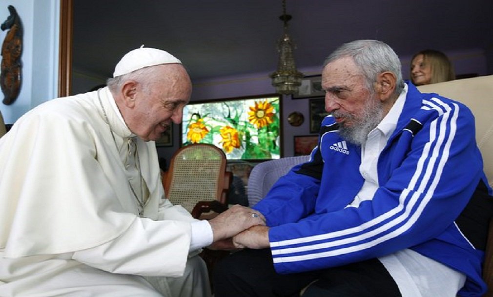 O Papa Francisco enviou telegrama ao presidente de Cuba, Raúl Castro, lamentando a morte de seu irmão Fidel Castro; "Ao receber a triste notícia do falecimento de seu querido irmão, o excelentíssimo senhor Fidel Alejandro Castro Ruz, ex-presidente do Conselho de Estado e do governo da República de Cuba, expresso meus sentimentos de pesar a vossa excelência"; Francisco e Castro se encontraram durante uma visita papal a Cuba em setembro de 2015 (Foto: José Barbacena) O Papa Francisco enviou telegrama ao presidente de Cuba, Raúl Castro, lamentando a morte de seu irmão Fidel Castro; "Ao receber a triste notícia do falecimento de seu querido irmão, o excelentíssimo senhor Fidel Alejandro Castro Ruz, ex-presidente do Conselho de Estado e do governo da República de Cuba, expresso meus sentimentos de pesar a vossa excelência"; Francisco e Castro se encontraram durante uma visita papal a Cuba em setembro de 2015
