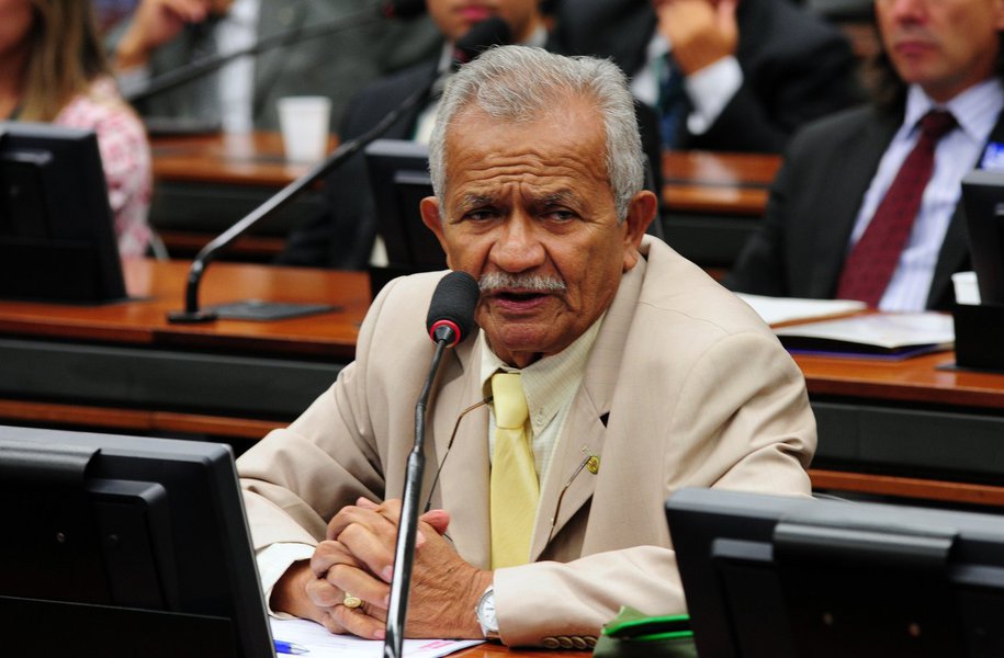 Para o deputado Chico Lopes, mesmo antes das denúncias feitas pelo ex-ministro da Cultura, Marcelo Calero, que derrubaram o agora também ex-ministro Geddel Vieira Lima, Michel Temer nunca chegou a ter legitimidade para exercer a presidência da República; agora a situação se complicou mais ainda, tornando-se insustentável; "Agora, com a denúncia de que o presidente da República utilizou seu cargo para pressionar um ministro e tentar resolver um problema particular e financeiro de outro, Temer fica totalmente sem condições de continuar respondendo pela presidência", afirmou; "Ficou tudo totalmente claro. Nem precisa desenhar" (Foto: Aquiles Lins) Para o deputado Chico Lopes, mesmo antes das denúncias feitas pelo ex-ministro da Cultura, Marcelo Calero, que derrubaram o agora também ex-ministro Geddel Vieira Lima, Michel Temer nunca chegou a ter legitimidade para exercer a presidência da República; agora a situação se complicou mais ainda, tornando-se insustentável; "Agora, com a denúncia de que o presidente da República utilizou seu cargo para pressionar um ministro e tentar resolver um problema particular e financeiro de outro, Temer fica totalmente sem condições de continuar respondendo pela presidência", afirmou; "Ficou tudo totalmente claro. Nem precisa desenhar"
