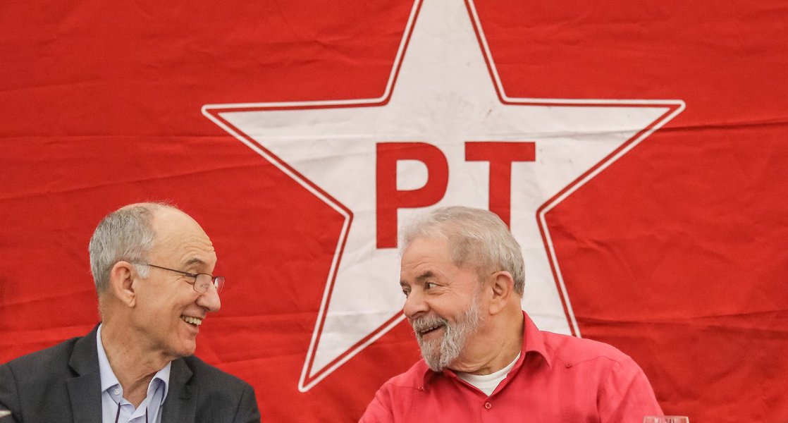 Depois do mau resultado nas eleições municipais deste ano, lideranças do Partido dos Trabalhadores ameaçaram deixar a legenda em reunião tensa ocorrida nesta quinta-feira 10, na sede do diretório nacional da sigla em São Paulo; no encontro, o ex-presidente Lula e o presidente do PT, Rui Falcão, acertaram que o novo líder do PT será definido em congresso – e não num acerto de cúpula (Foto: Aquiles Lins) Depois do mau resultado nas eleições municipais deste ano, lideranças do Partido dos Trabalhadores ameaçaram deixar a legenda em reunião tensa ocorrida nesta quinta-feira 10, na sede do diretório nacional da sigla em São Paulo; no encontro, o ex-presidente Lula e o presidente do PT, Rui Falcão, acertaram que o novo líder do PT será definido em congresso – e não num acerto de cúpula