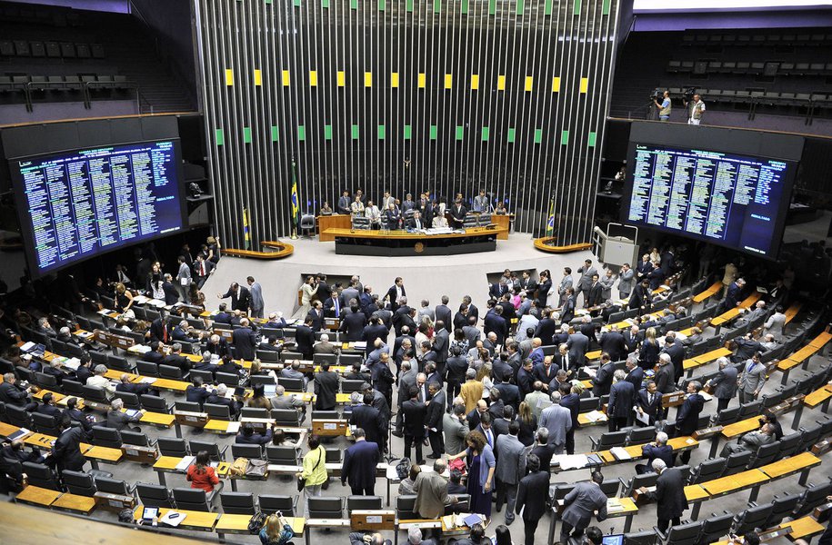 No Brasil, os legisladores recebem salários de cerca de US$ 10,5 mil; ranking é seguido pelos chilenos, que recebem US$ 10,2 mil, pelos colombianos e mexicanos, que têm salários de US$ 9,4 mil e US$ 7 mil, respectivamente; gastos com parlamentares brasileiros, contudo, são bem mais elevados quando somadas as vantagens indiretas como auxílio-moradia, passagens aéreas, ajuda de custo e verbas de gabinete (Foto: Paulo Emílio) No Brasil, os legisladores recebem salários de cerca de US$ 10,5 mil; ranking é seguido pelos chilenos, que recebem US$ 10,2 mil, pelos colombianos e mexicanos, que têm salários de US$ 9,4 mil e US$ 7 mil, respectivamente; gastos com parlamentares brasileiros, contudo, são bem mais elevados quando somadas as vantagens indiretas como auxílio-moradia, passagens aéreas, ajuda de custo e verbas de gabinete
