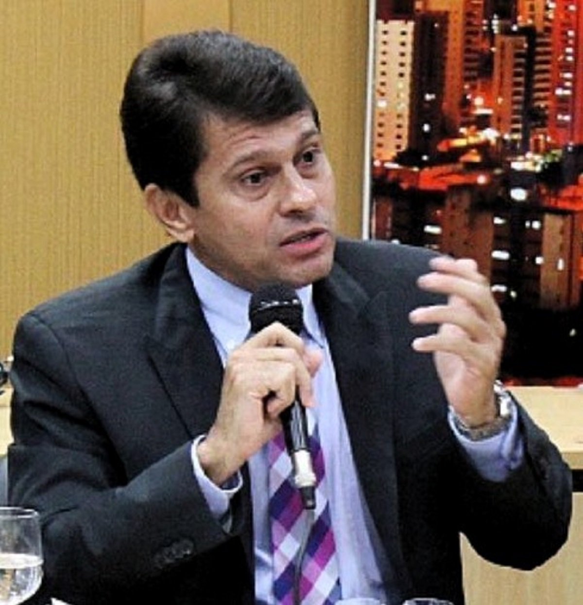O conselheiro Hélio Winston Leitão assume, nesta quarta-feira, 04, a presidência do Conselho Diretor da Agência Reguladora de Serviços Públicos Delegados do Estado do Ceará – Arce. O novo presidente do conselho é advogado e professor de direito administrativo. Ele é também, irmão do líder do Governo na Assembleia, deputado Evandro Leitão
(Foto: Fatima 247) O conselheiro Hélio Winston Leitão assume, nesta quarta-feira, 04, a presidência do Conselho Diretor da Agência Reguladora de Serviços Públicos Delegados do Estado do Ceará – Arce. O novo presidente do conselho é advogado e professor de direito administrativo. Ele é também, irmão do líder do Governo na Assembleia, deputado Evandro Leitão