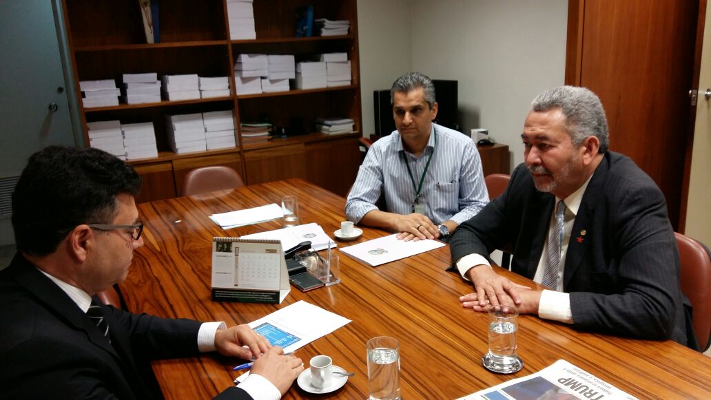 O deputado federal Paulão (PT/AL) protocolou nesta quinta-feira reclamação sobre a criação da CPI que quer investigar a Fundação Nacional do Índio e o Instituto Nacional de Colonização e Reforma Agrária, a CPI da Funai e do Incra; para Paulão, esta tentativa de instalar a CPI já derrotada nesta mesma legislatura é uma clara reação de patrulhamento ideológico com conveniência de funcionários destes órgãos; ele requereu ao presidente da Câmara, Rodrigo Maia (DEM/RJ), que suspenda a votação para eleger o presidente e o vice da comissão (Foto: Leonardo Attuch) O deputado federal Paulão (PT/AL) protocolou nesta quinta-feira reclamação sobre a criação da CPI que quer investigar a Fundação Nacional do Índio e o Instituto Nacional de Colonização e Reforma Agrária, a CPI da Funai e do Incra; para Paulão, esta tentativa de instalar a CPI já derrotada nesta mesma legislatura é uma clara reação de patrulhamento ideológico com conveniência de funcionários destes órgãos; ele requereu ao presidente da Câmara, Rodrigo Maia (DEM/RJ), que suspenda a votação para eleger o presidente e o vice da comissão