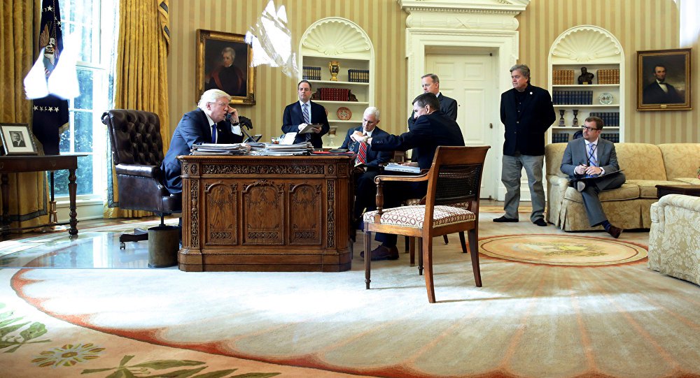 Presidente russo, Vladimir Putin, e o presidente dos EUA, Donald Trump, discutiram neste sábado, 28, a necessidade de melhorar a cooperação bilateral para combater o Daesh (Estado Islâmico) e outros grupos terroristas na Síria; "Os presidentes ressaltaram a prioridade de unir esforços contra a principal ameaça — o terrorismo internacional. O presidente falou em melhorar a coordenação real da Rússia e as atividades dos EUA destinadas a derrotar o Daesh e outros grupos terroristas na Síria", diz comunicado do Kremlin; os dois devem conversar novamente para discutir possíveis datas e lugares para uma reunião pessoal (Foto: Aquiles Lins) Presidente russo, Vladimir Putin, e o presidente dos EUA, Donald Trump, discutiram neste sábado, 28, a necessidade de melhorar a cooperação bilateral para combater o Daesh (Estado Islâmico) e outros grupos terroristas na Síria; "Os presidentes ressaltaram a prioridade de unir esforços contra a principal ameaça — o terrorismo internacional. O presidente falou em melhorar a coordenação real da Rússia e as atividades dos EUA destinadas a derrotar o Daesh e outros grupos terroristas na Síria", diz comunicado do Kremlin; os dois devem conversar novamente para discutir possíveis datas e lugares para uma reunião pessoal