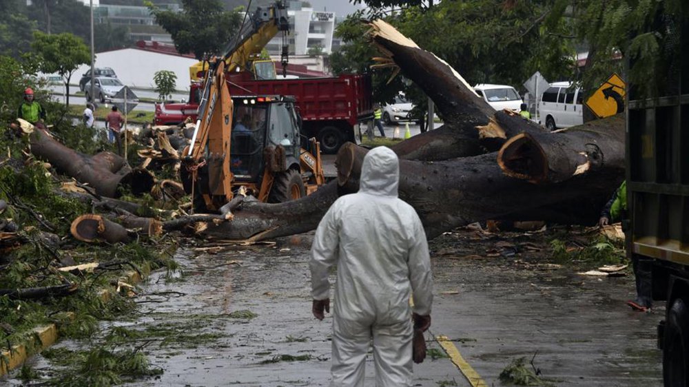 O olho do furacão Otto, vindo pelo Mar do Caribe, tocou a terra no extremo sudeste da Nicarágua na tarde desta quinta (24); com diferença de cerca de uma hora, um forte terremoto de magnitude 7,0 ocorreu no Oceano Pacífico, no lado oposto do continente da América Central; o furacão chegou com intensas chuvas e fortes ventos, de até 175 km/h, afetando não só a Nicarágua, como também o norte da Costa Rica; o terremoto foi sentido nesses dois países e também em El Salvador; o presidente da Nicarágua, Daniel Ortega, declarou estado de emergência no país. A Costa Rica já havia decretado emergência nacional (Foto: Valter Lima) O olho do furacão Otto, vindo pelo Mar do Caribe, tocou a terra no extremo sudeste da Nicarágua na tarde desta quinta (24); com diferença de cerca de uma hora, um forte terremoto de magnitude 7,0 ocorreu no Oceano Pacífico, no lado oposto do continente da América Central; o furacão chegou com intensas chuvas e fortes ventos, de até 175 km/h, afetando não só a Nicarágua, como também o norte da Costa Rica; o terremoto foi sentido nesses dois países e também em El Salvador; o presidente da Nicarágua, Daniel Ortega, declarou estado de emergência no país. A Costa Rica já havia decretado emergência nacional