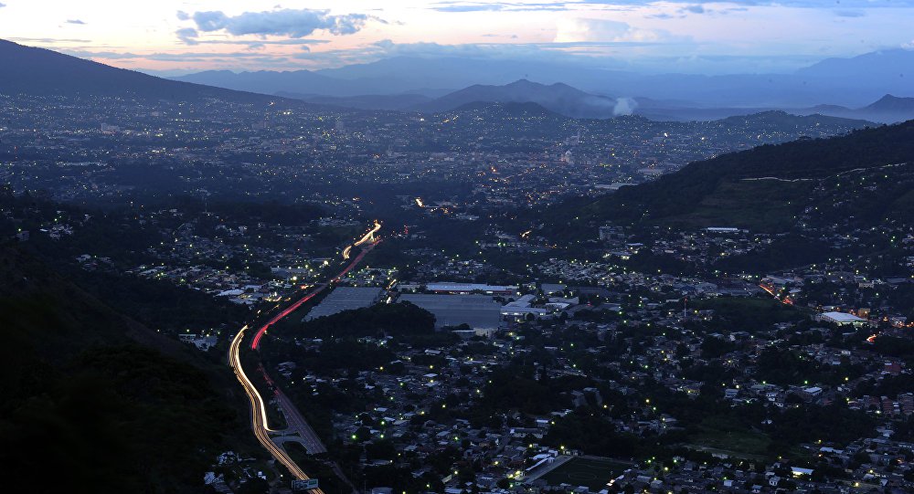 Segundo o Ministério do Meio Ambiente de El Salvador, o terremoto de magnitude 5,3 atingiu o Oceano Pacífico a cerca de 50 quilômetros ao sul do município costeiro de La Libertad, a uma profundidade de 21 quilômetros; as autoridades de proteção civil disseram que não houve relatos imediatos de danos ou baixas (Foto: Romulo Faro) Segundo o Ministério do Meio Ambiente de El Salvador, o terremoto de magnitude 5,3 atingiu o Oceano Pacífico a cerca de 50 quilômetros ao sul do município costeiro de La Libertad, a uma profundidade de 21 quilômetros; as autoridades de proteção civil disseram que não houve relatos imediatos de danos ou baixas