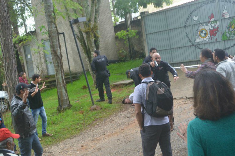 É chegada a hora de pessoas que ostentam fardas que são do Estado brasileiro começarem a desconfiar que os bandidos, baderneiros e criminosos se movem em lugares contrários aos indicados por seus comandos e até governantes de tendência antidemocrática (Foto: Dom Orvandil) É chegada a hora de pessoas que ostentam fardas que são do Estado brasileiro começarem a desconfiar que os bandidos, baderneiros e criminosos se movem em lugares contrários aos indicados por seus comandos e até governantes de tendência antidemocrática