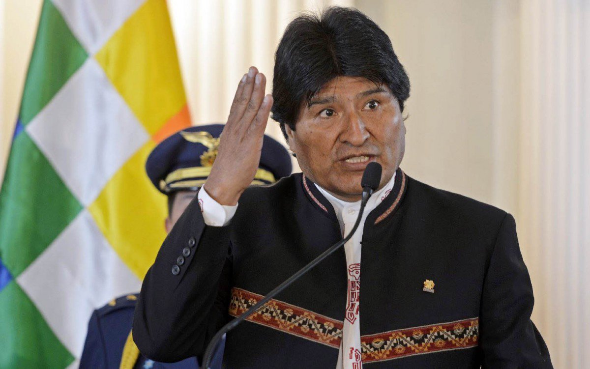 O presidente da Bolívia, Evo Morales, disse neste sábado que "todos os embaixadores" dos Estados Unidos são "agentes da CIA", e voltou a acusar o país de ser parte de uma conspiração para evitar que ele possa disputar as eleições de 2019; "Todos os embaixadores dos Estados Unidos para mim são agentes da CIA. É uma luta de ricos e pobres, é a luta capitalismo versus socialismo", ddisse Morales em entrevista coletiva na cidade de Cochabamba, no centro do país
(Foto: Romulo Faro) O presidente da Bolívia, Evo Morales, disse neste sábado que "todos os embaixadores" dos Estados Unidos são "agentes da CIA", e voltou a acusar o país de ser parte de uma conspiração para evitar que ele possa disputar as eleições de 2019; "Todos os embaixadores dos Estados Unidos para mim são agentes da CIA. É uma luta de ricos e pobres, é a luta capitalismo versus socialismo", ddisse Morales em entrevista coletiva na cidade de Cochabamba, no centro do país